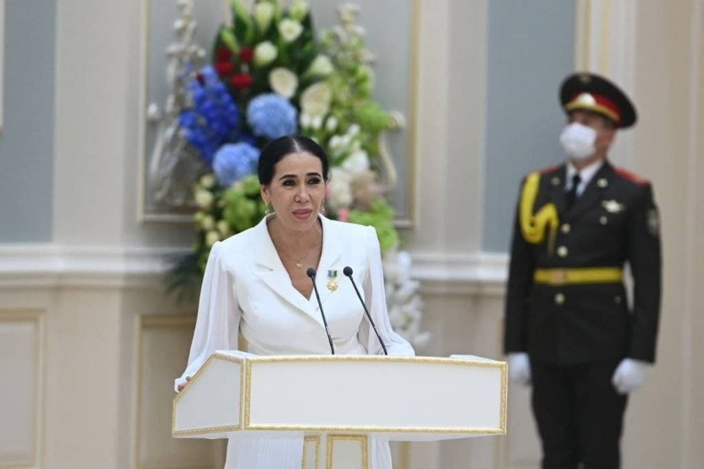 MUNOJOTXONDA O`ZBEK AYOLI TIMSOLI MUJASSAM - PREZIDENT