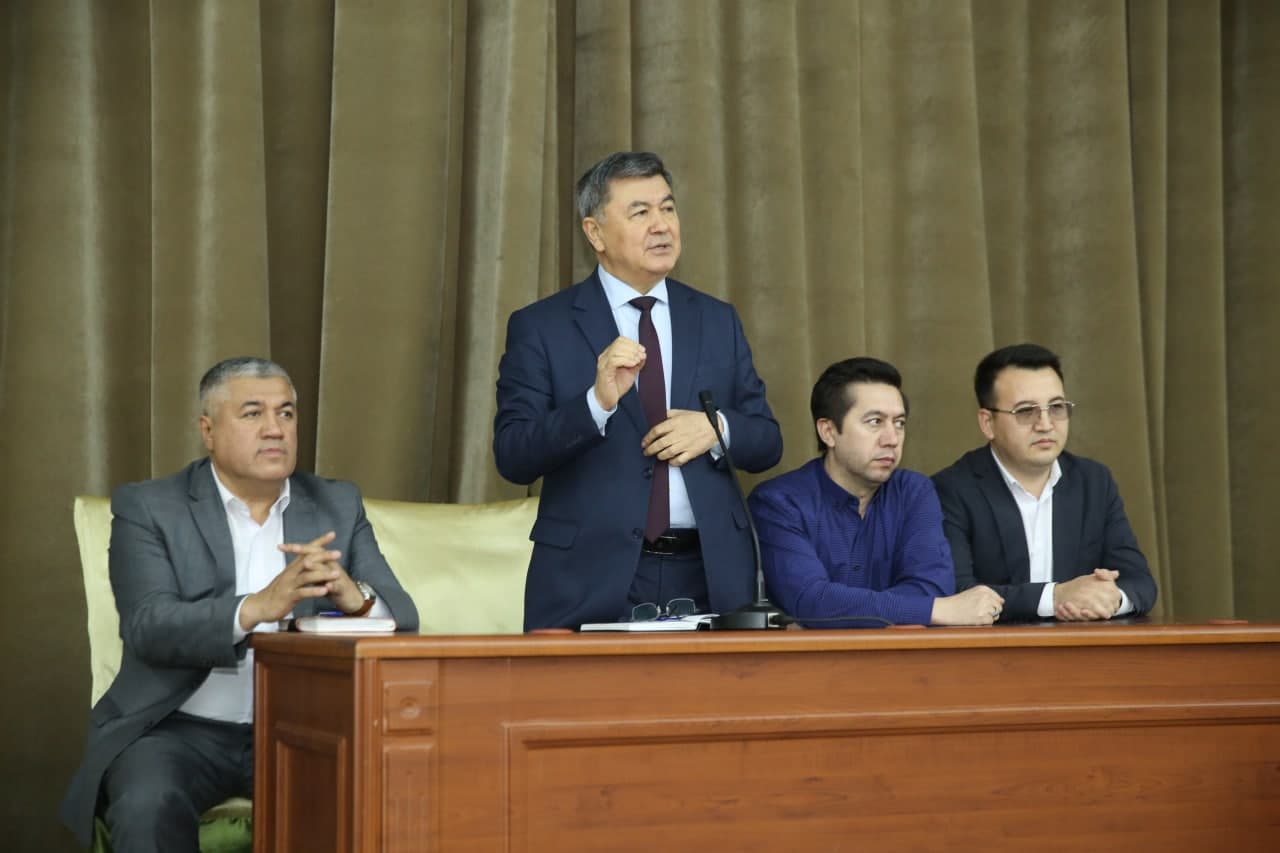 Талабалар билан учрашув