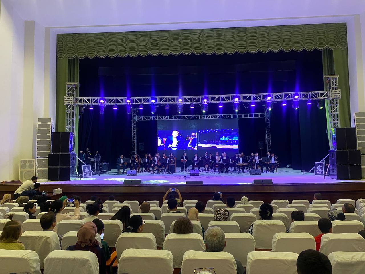 O‘zbekiston davlat filarmoniyasi B.Zokirov milliy estrada simfonik orkestrining namoyish dasturi Farg‘ona shahrida joylashgan Islom Karimov nomidagi teatr va konsert saroyida  bo‘lib o‘tdi