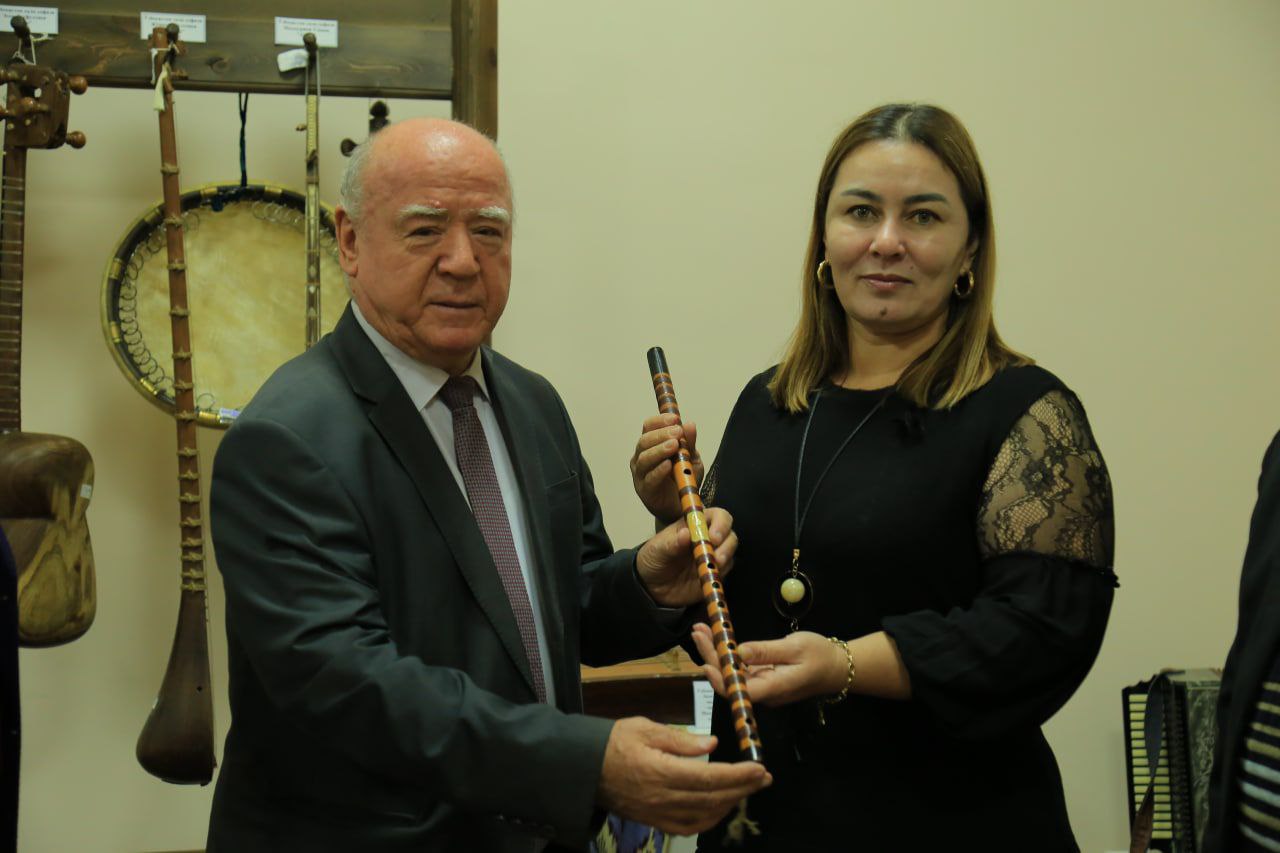 Oʻzbek milliy maqom sanʼati muzeyiga Abduqodir Ismoilov chalgan nay hadya etildi