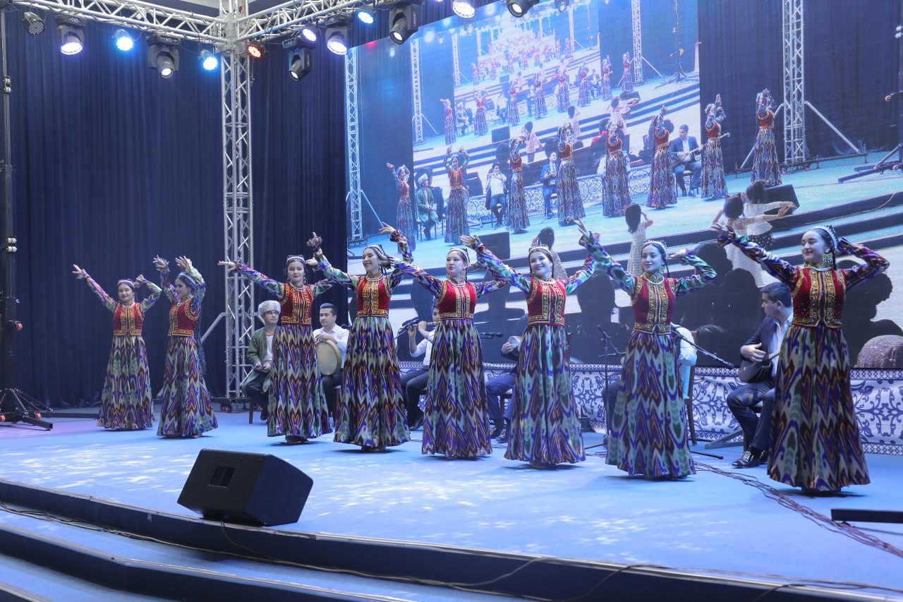 "Lazgi" ashula va raqs ansamblining konsert dasturi bo‘lib o‘tdi