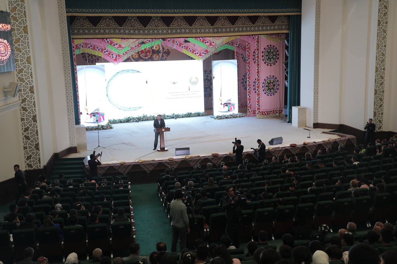 Baxshilar, oqinlar va jirov ijrochilarining respublika festivalining ochilish marosimi bo'lib o'tmoqda
