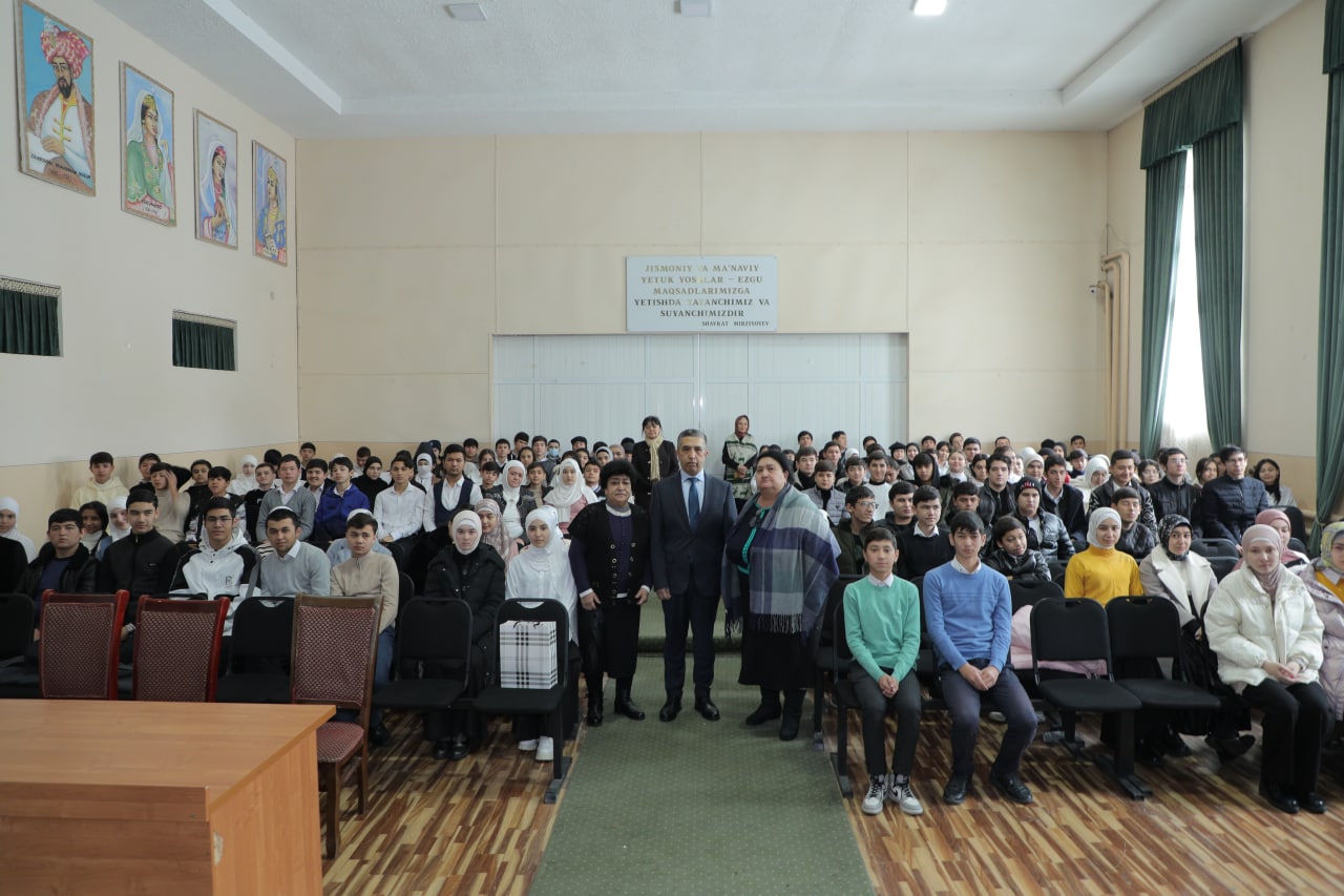 Madaniyat vazirining o‘rinbosari M.Madjidov o‘zi tahsil olgan maktabga kitob sovg‘a qildi
