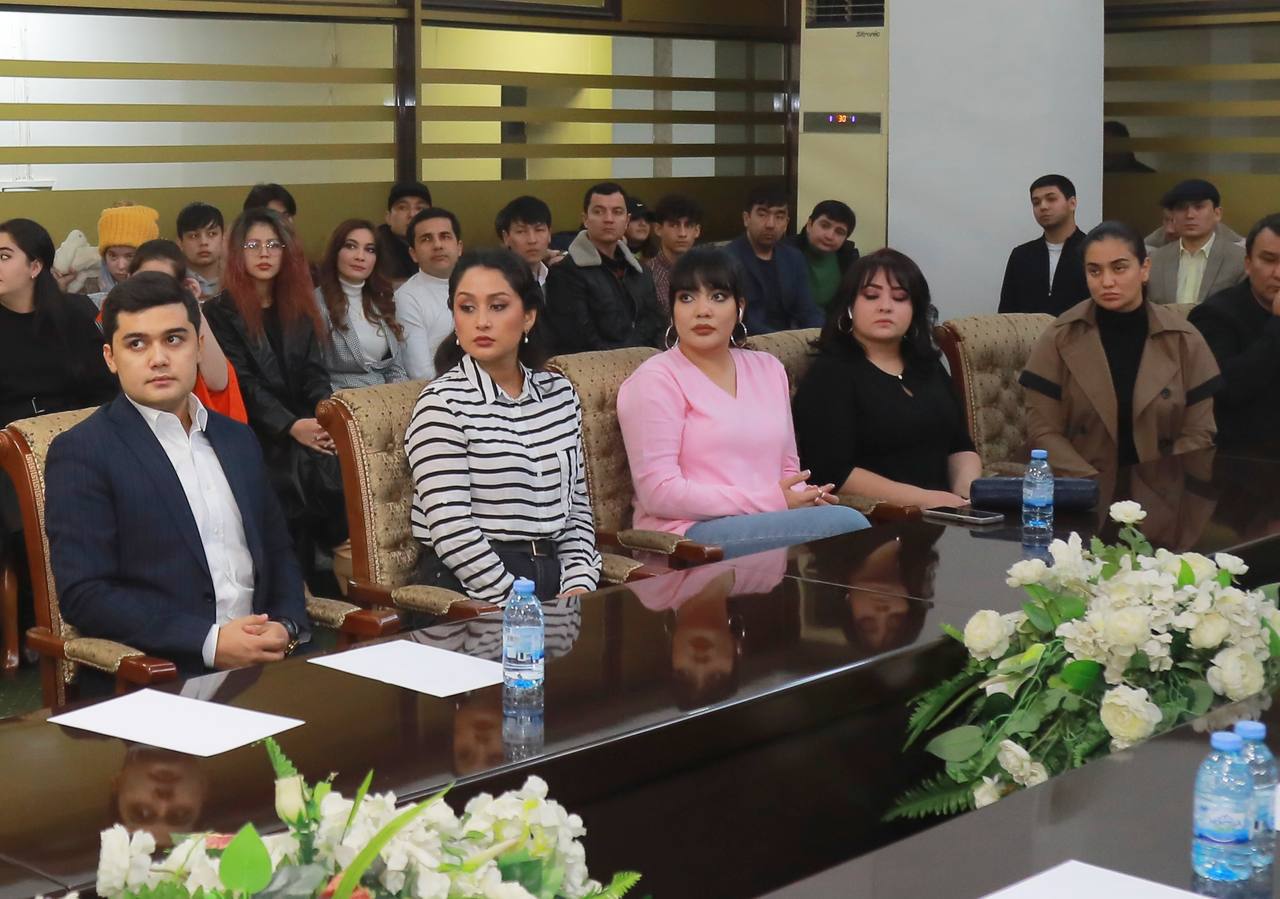 Yosh xonandalar ishtirokida davra suhbati o‘tkazildi