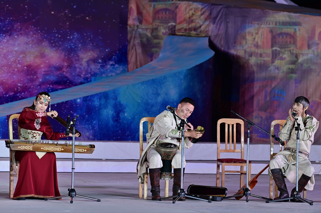"Buyuk ipak yo‘li" xalqaro folklor musiqa festivalida jamoalar ijodiy chiqishlar qildi