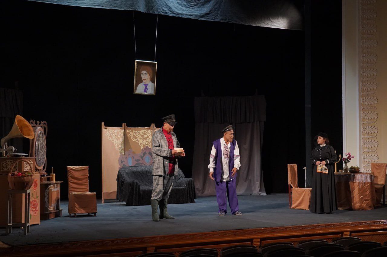 Namangan viloyati musiqali drama teatrida “Ayiq” spektaklining taqdimot muhokamasi bo‘lib o‘tdi