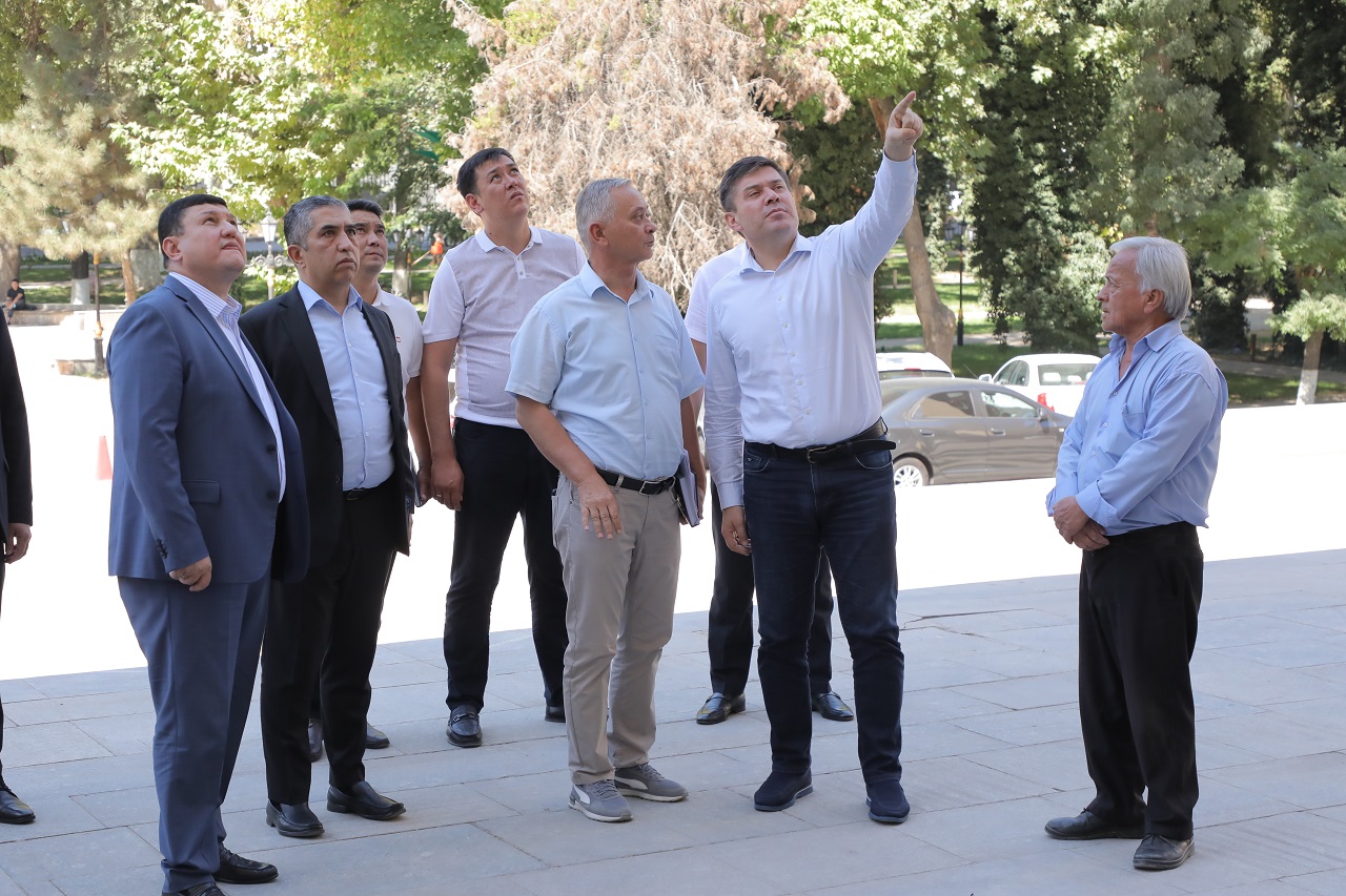Prezident maslahatchisi O‘zbekiston davlat yoshlar teatri faoliyati bilan tanishdi