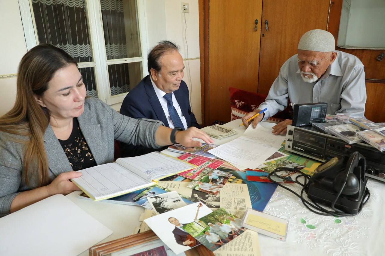 O'zbekiston xalq hofizi Muhammadjon Karimovga tegishli  buyumlar muzeyga topshirildi