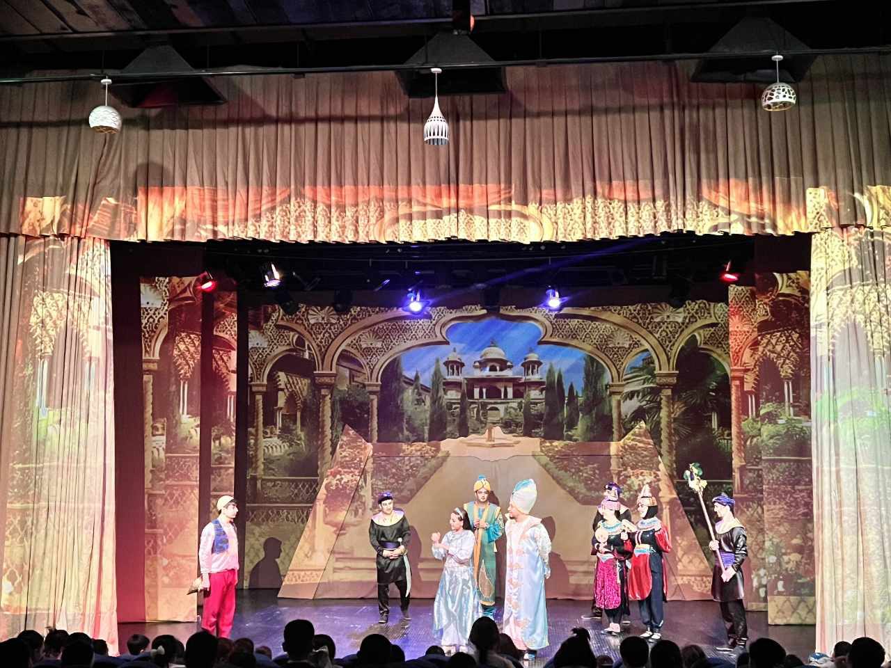 Teatrda xayriya tomoshasi o’tkazildi