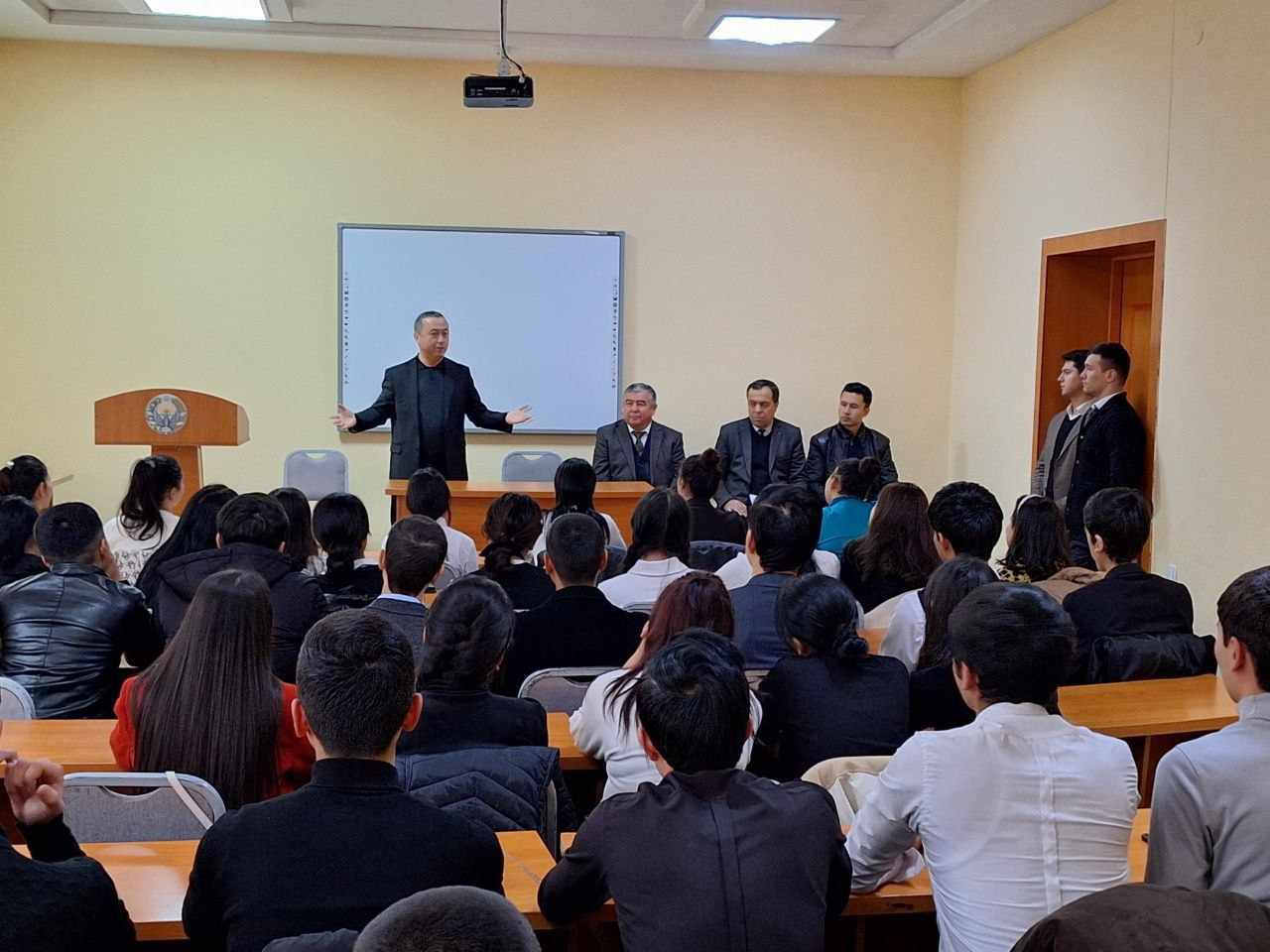 Rahbar va yoshlar uchrashuvi navbatdagi manzilda