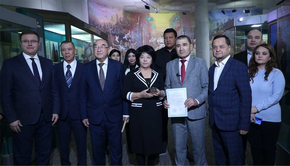 Beruniy tavalludining ming yilligi munosabati bilan tayyorlangan yagona nusxadagi medalyon O‘zbekiston tarixi muzeyiga topshirildi